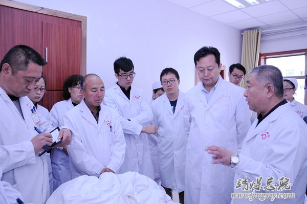 甘肃省疼痛学会主任委员王文沛、副主任委员郭健来总医院义诊教学