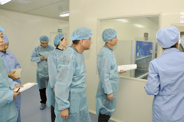 甘肃省卫生计生委专家组莅临我院检查验收静脉配液中心