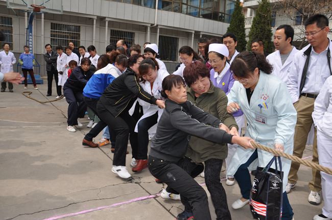 靖煤集团公司总医院举办庆“五一”职工拔河比赛